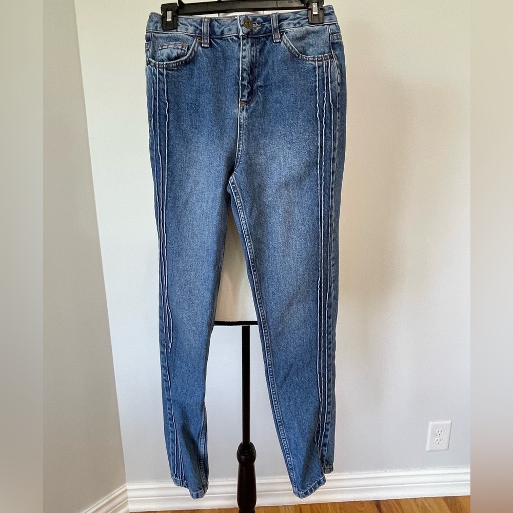 BDG Mom jeans size 26 side details denim jeans high waisted  high rise going out